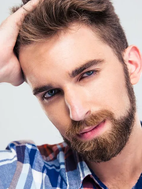 recorte chico guapo con barba se toca el pelo